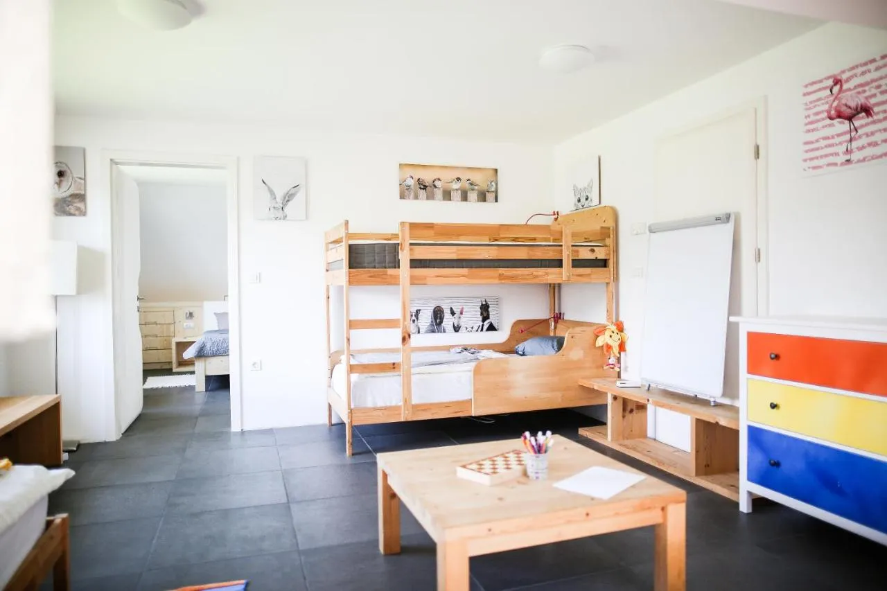Otroška spalnica družinske suite s pogradom